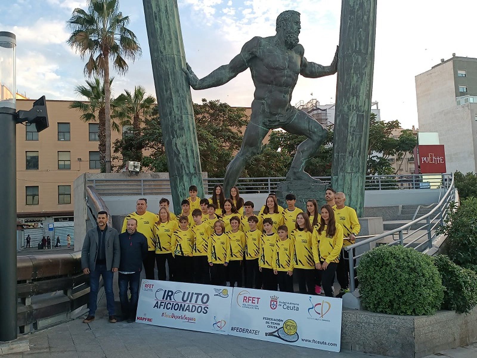 El equipo ceutí ha posado con la estatua de Hércules en la Plaza de la Constitución. / FOTO D. VICENTE