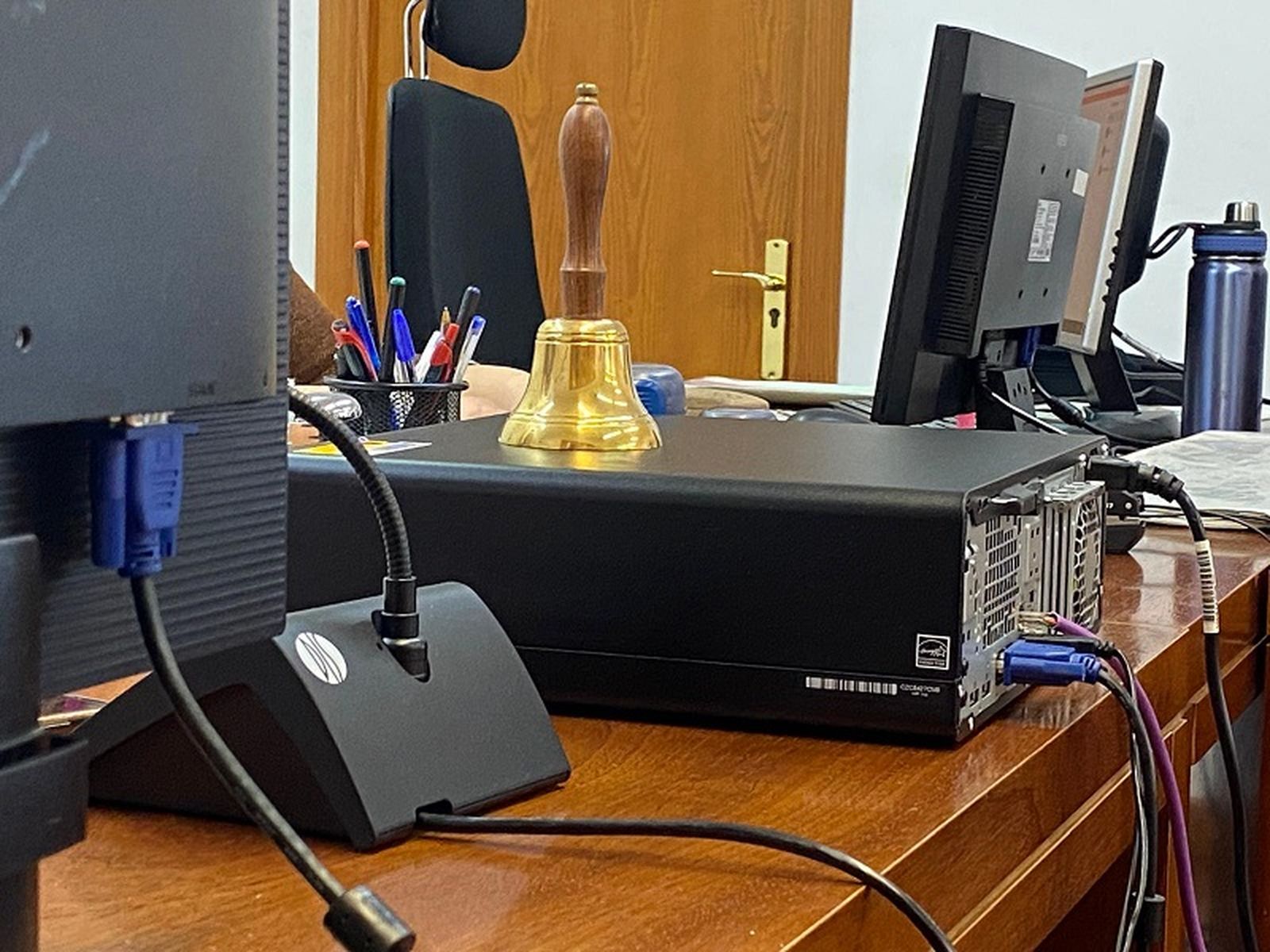 Detalle de la campana de la jueza del Juzgado de lo Penal número 1. / FOTO S.C.