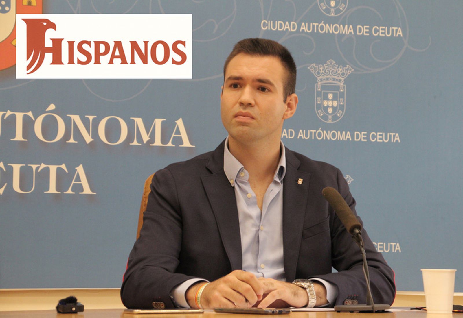 El diputado a la Asamblea Carlos Verdejo. Arriba a la izquierda, el logotipo identificativo de su nuevo proyecto./FOTO EL PUEBLO