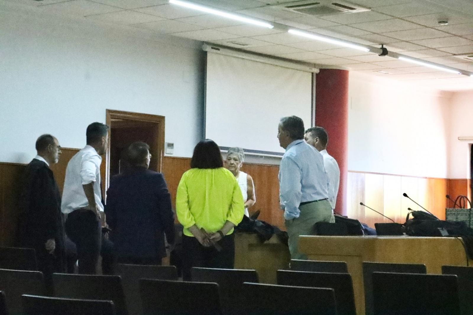 La presidenta del tribunal conversa con los abogados. / FOTO REDUAN