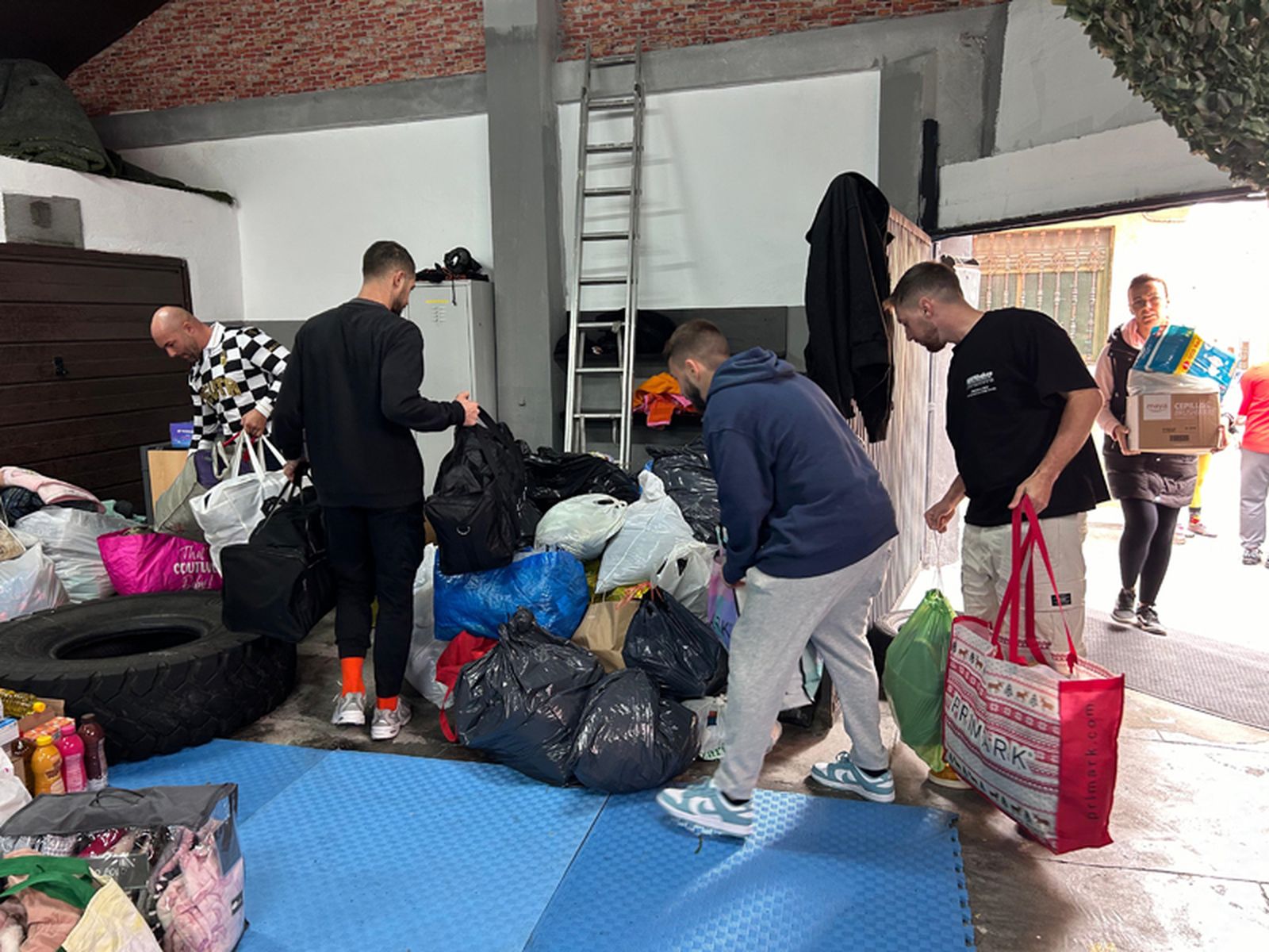 Recogida de enseres esenciales Club de Grappling Ceuta | FOTO E.A.Z