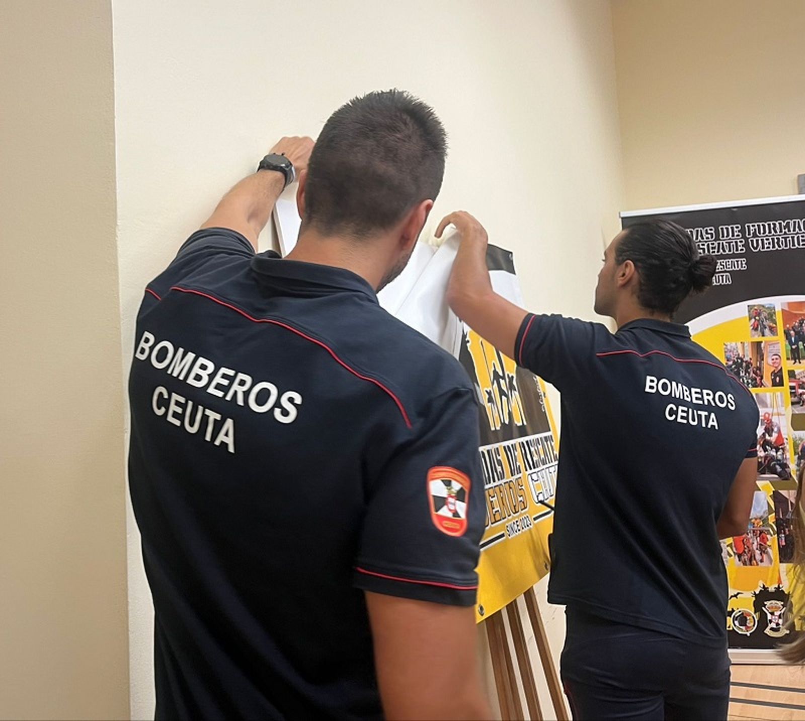 Bomberos retirando la cartelería./ FOTO C.L.