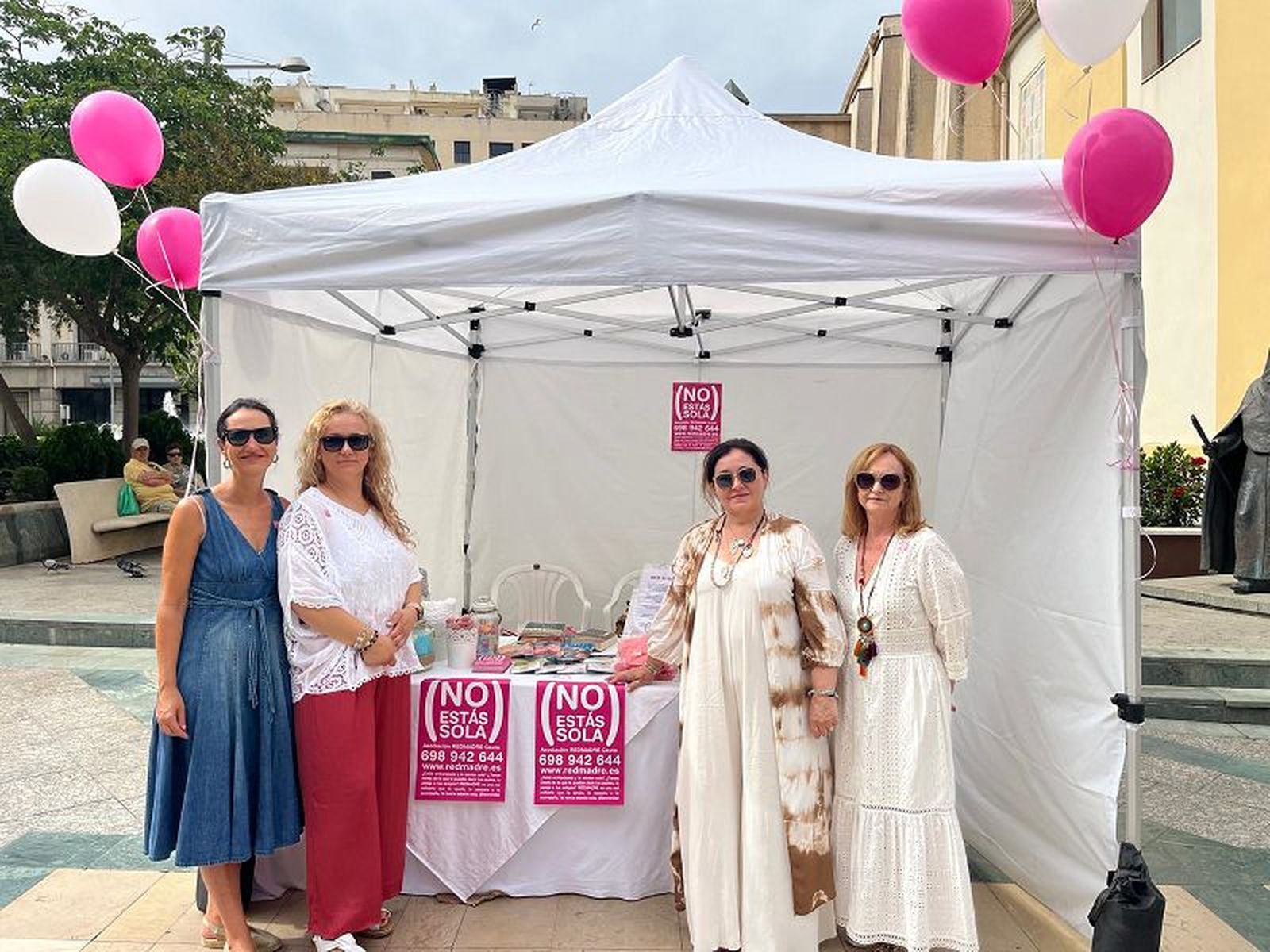 La Asociación RedMadre el stand colocado en la Plaza de los Reyes, este miércoles./ FOTO J.A.G.