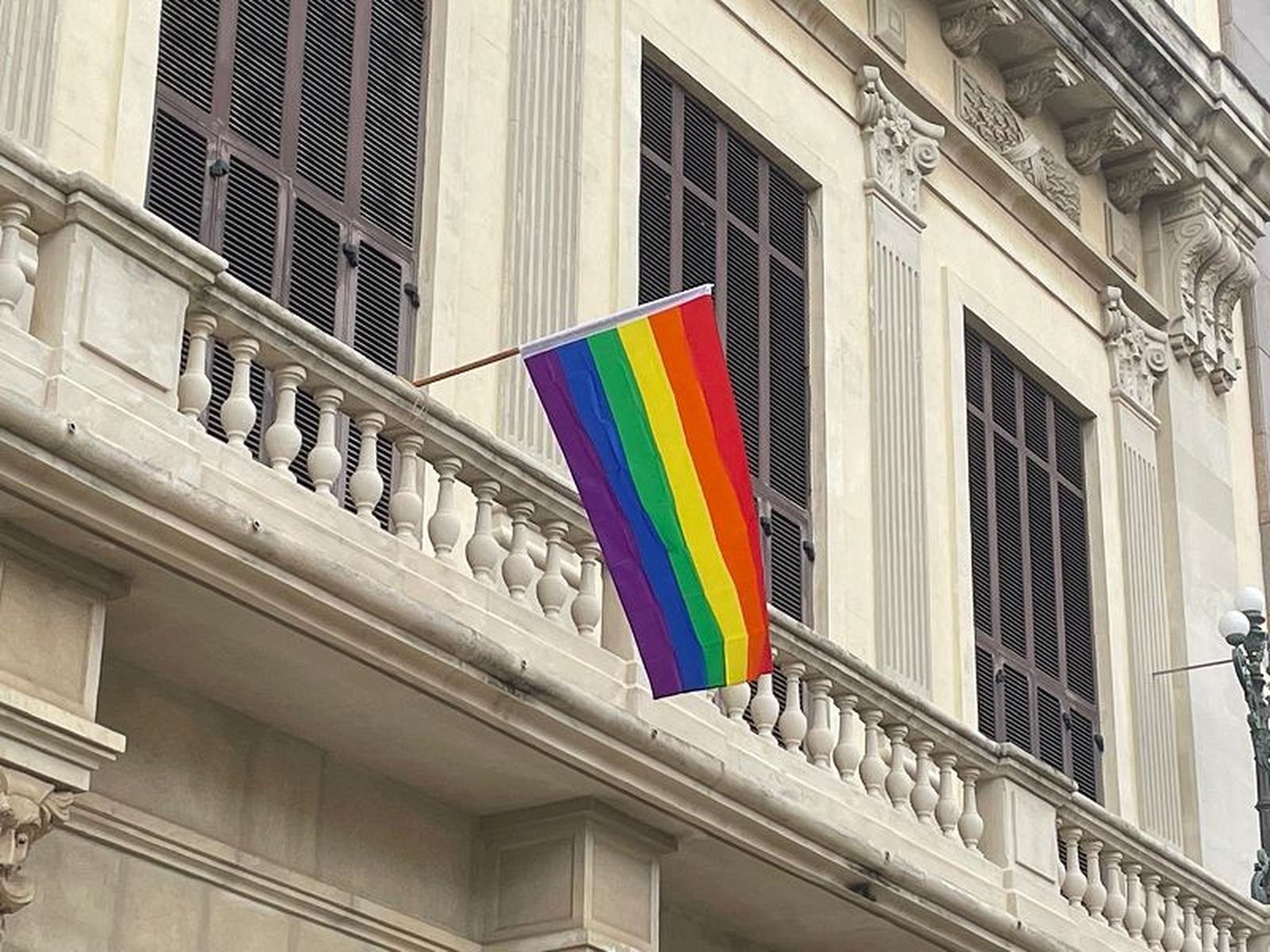 Imagen de archivo de una bandera LGTBI colocada en la fachada del Ayuntamiento/FOTO EL PUEBLO