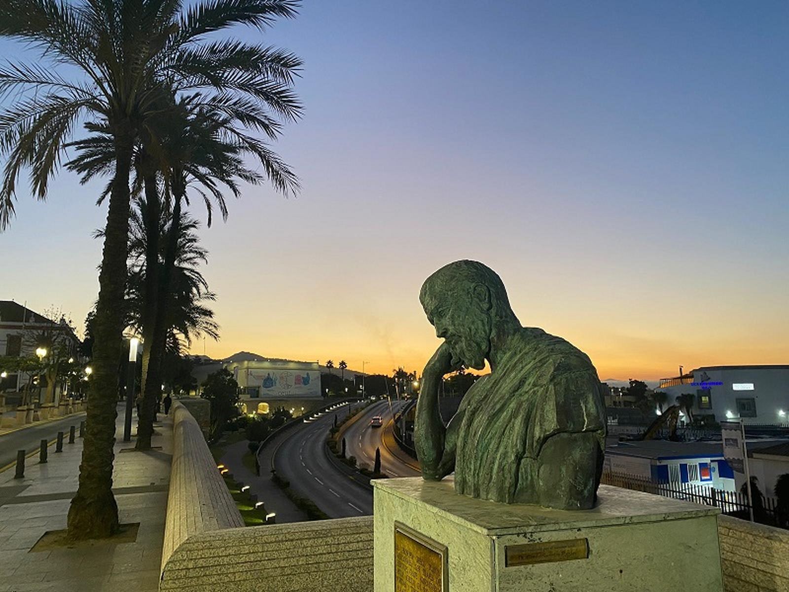 Estatua de Platón en el paseo de las Palmeras / FOTO S.C.