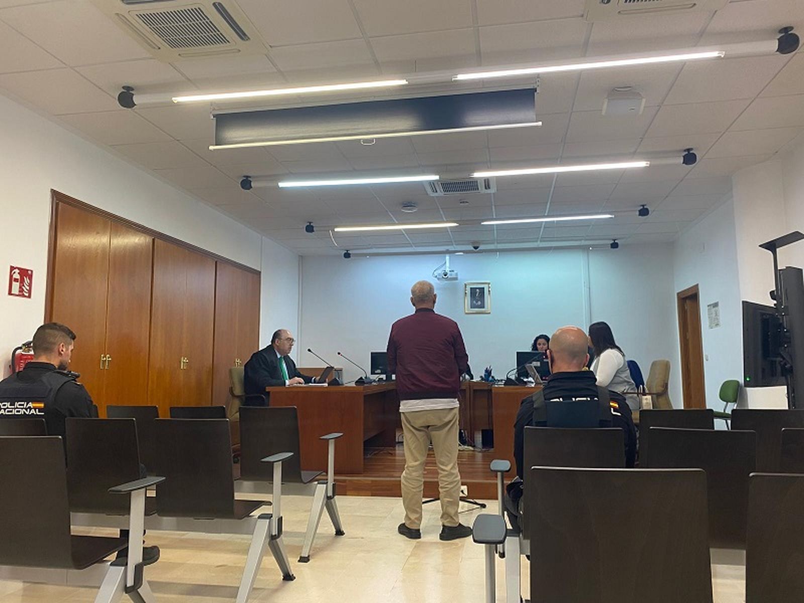 La sala de vistas del Juzgado de lo Penal con H.K. esposado. / FOTO S.C.