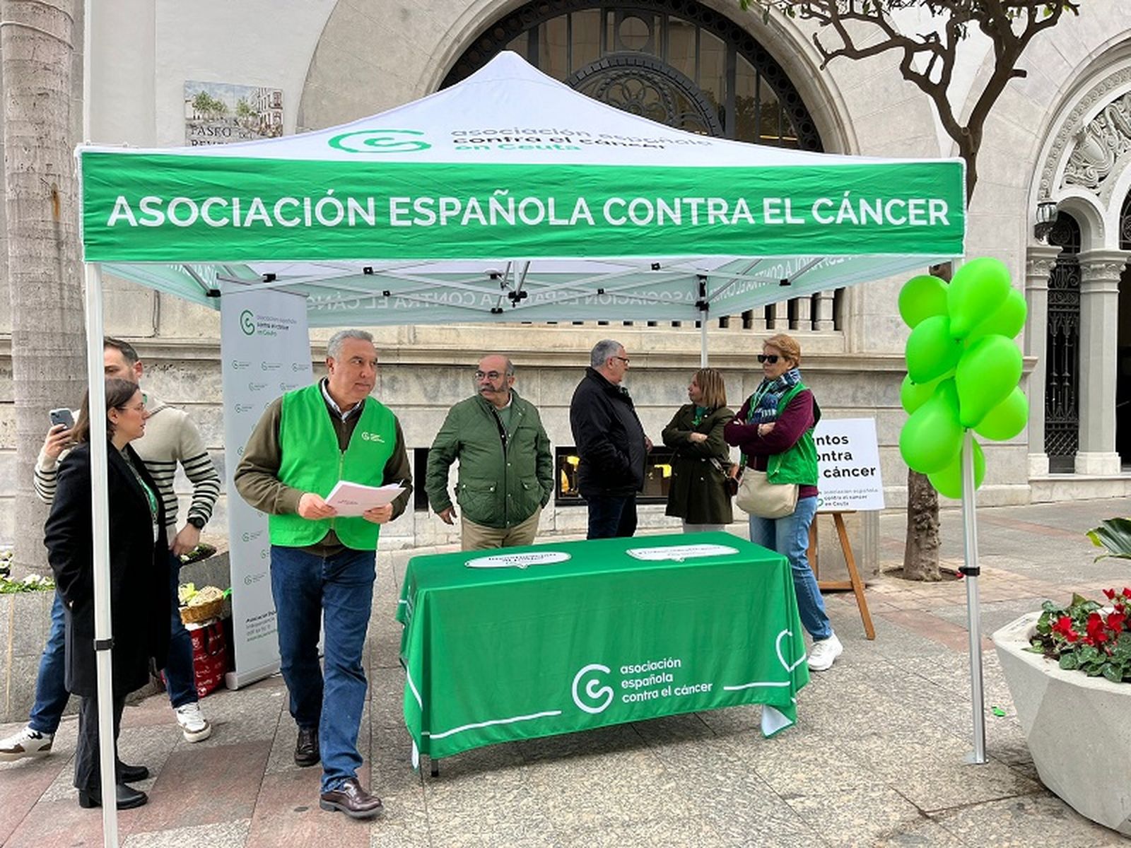 Imagen de archivo de un puesto informativo de AECC en el Paseo del Revellín/FOTO EL PUEBLO