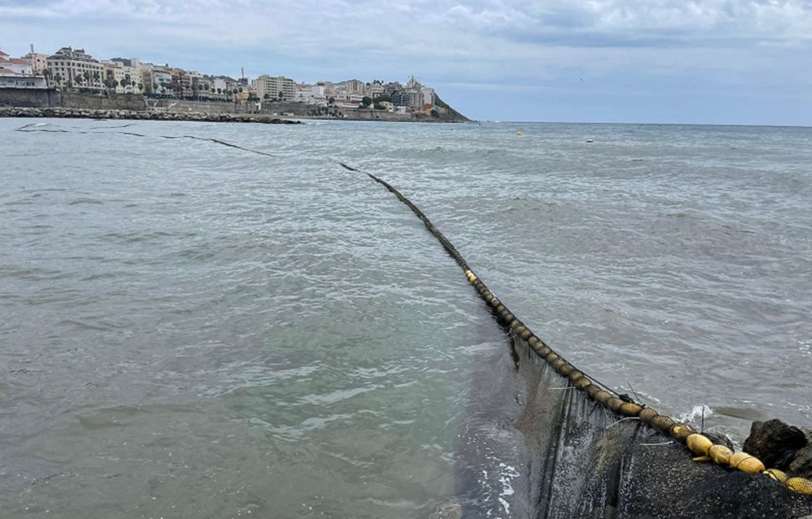 Red de contención de medusas instalada frente al litoral ceutí/FOTO EL PUEBLO