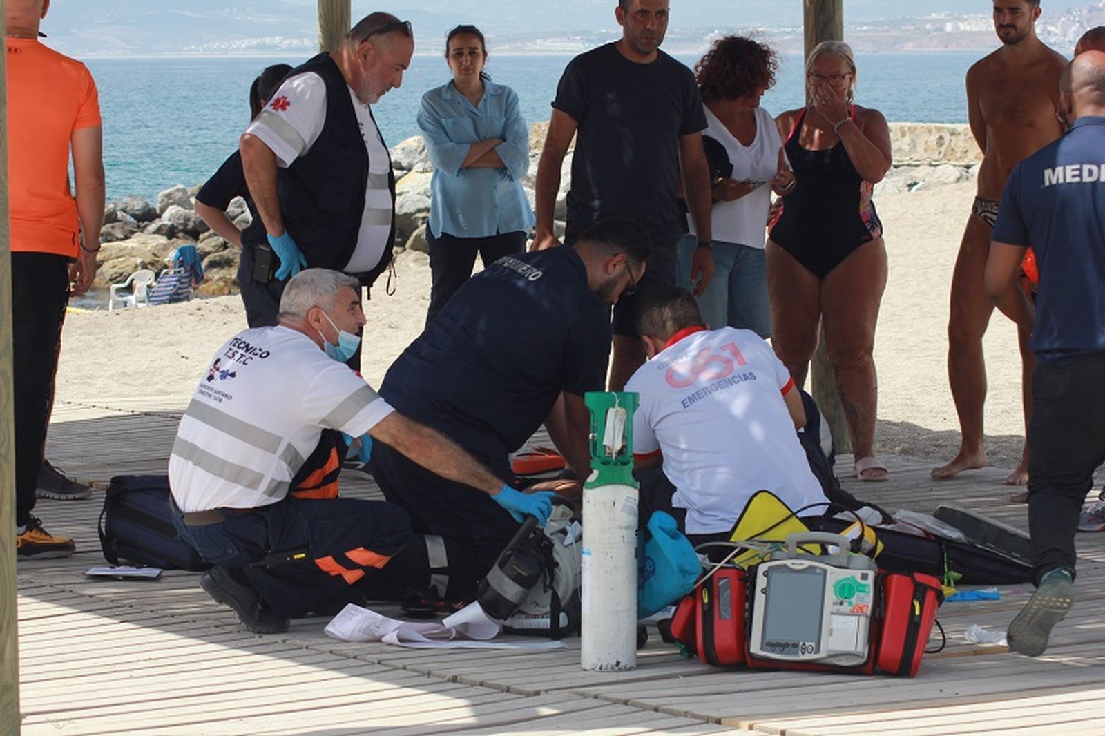 Fallece un bañista de mediana edad tras una parada cardiorrespiratoria en la Ribera. / FOTO S.C.
