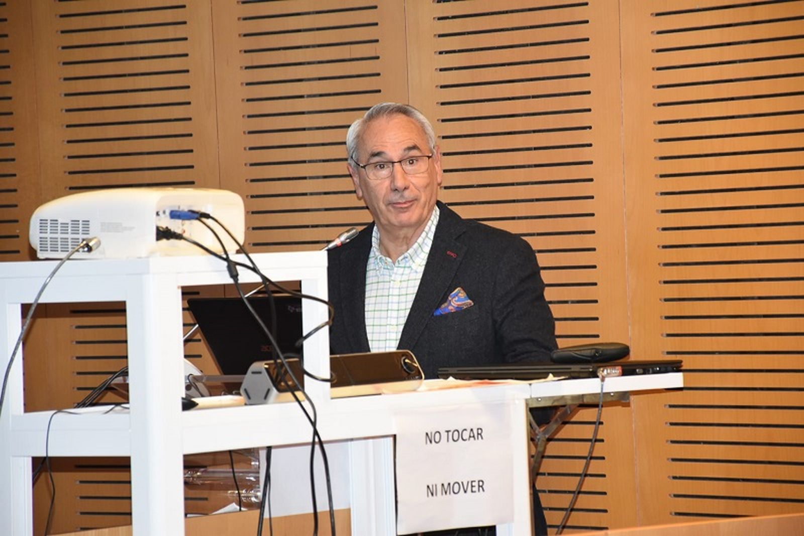 El ginecólogo de Barcelona Rafael Sánchez Borrego durante su ponencia. / FOTO NICOL´S