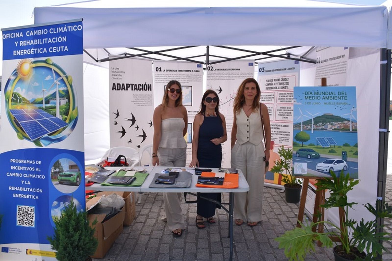 La directora general de Medio Ambiente, Cristina Zafra, junto a miembros de la Consejería. / FOTO NICOL´S