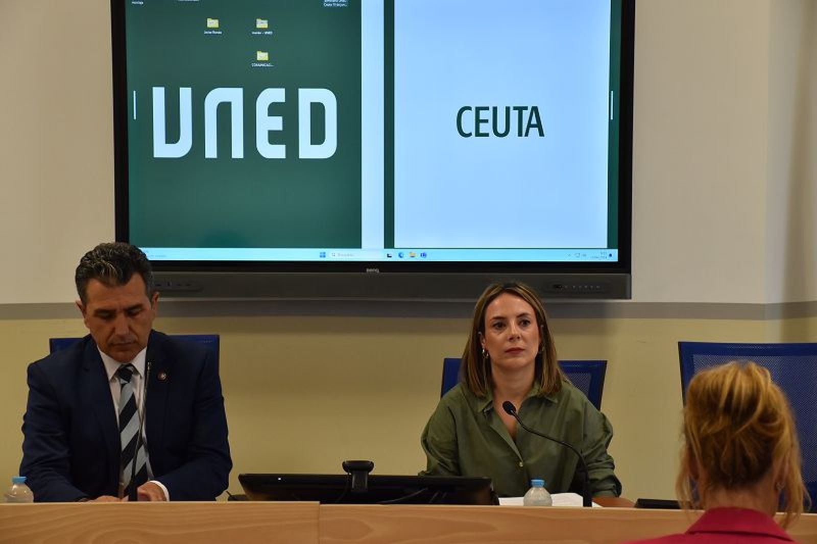 El director de la UNED, Carlos Rontomé (izrda.) y la consejera de Educación, Cultura y Juventud./ FOTO NICOL'S