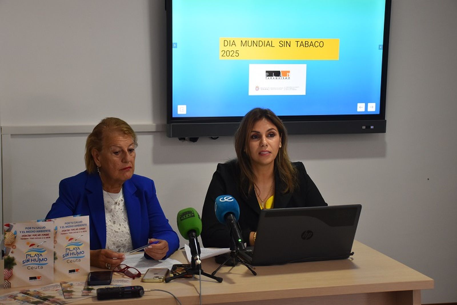 La directora general de Sanidad, Rebeca Benarroch, y la consejera del área, Nabila Benzina, este viernes. / FOTO G.S.