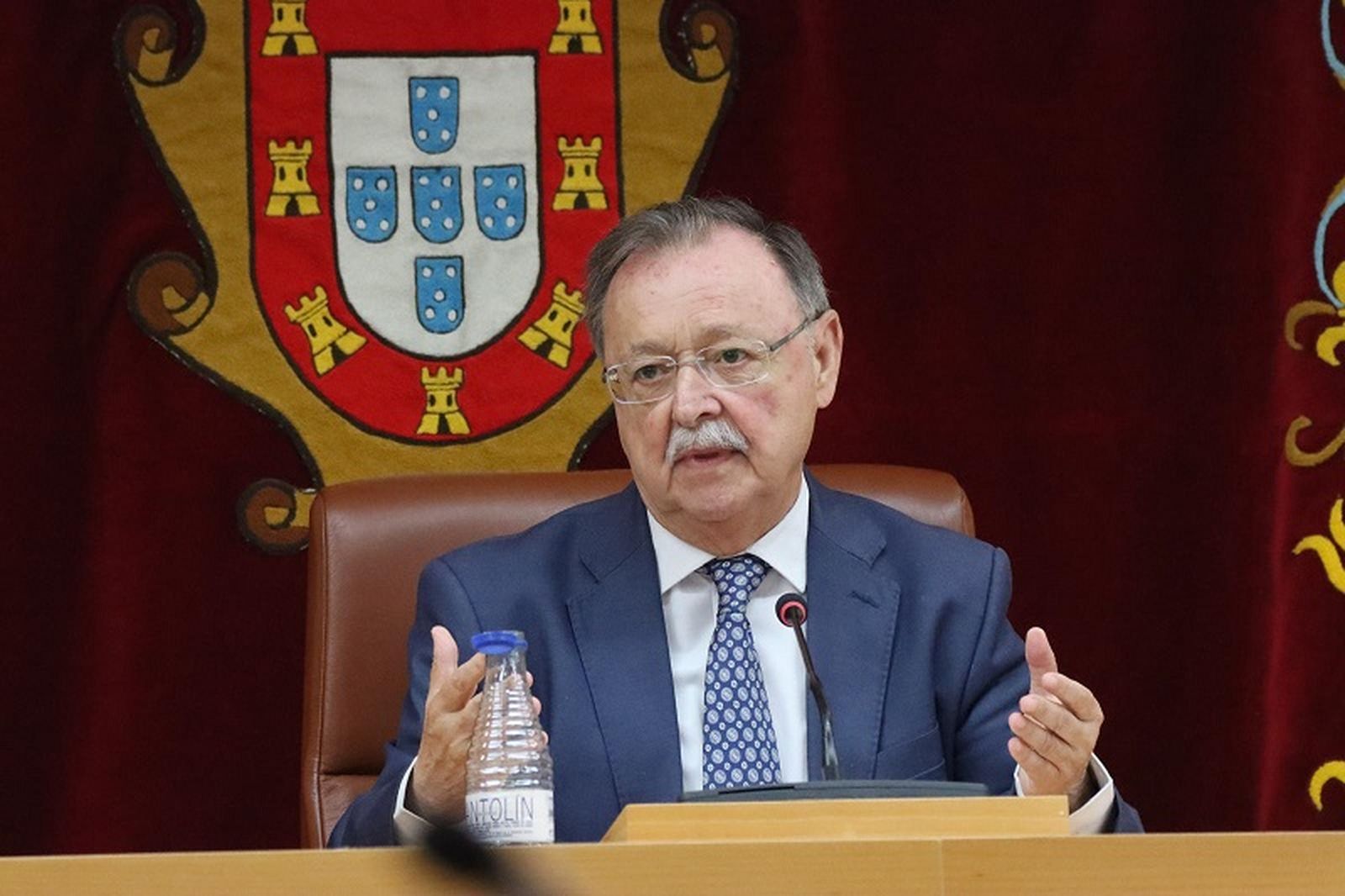 El presidente Vivas contestando a Mustafa este miércoles durante el pleno. / FOTO REDUAN