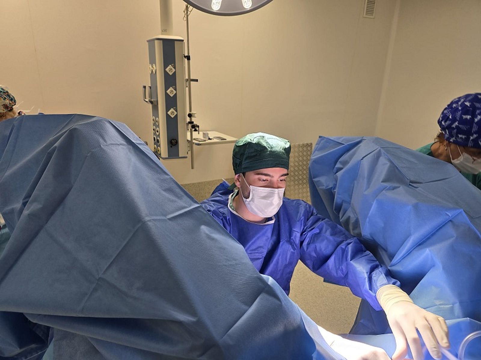 El ginecólogo del HUCE, Álvaro García, durante una cirugía. / FOTO CEDIDA