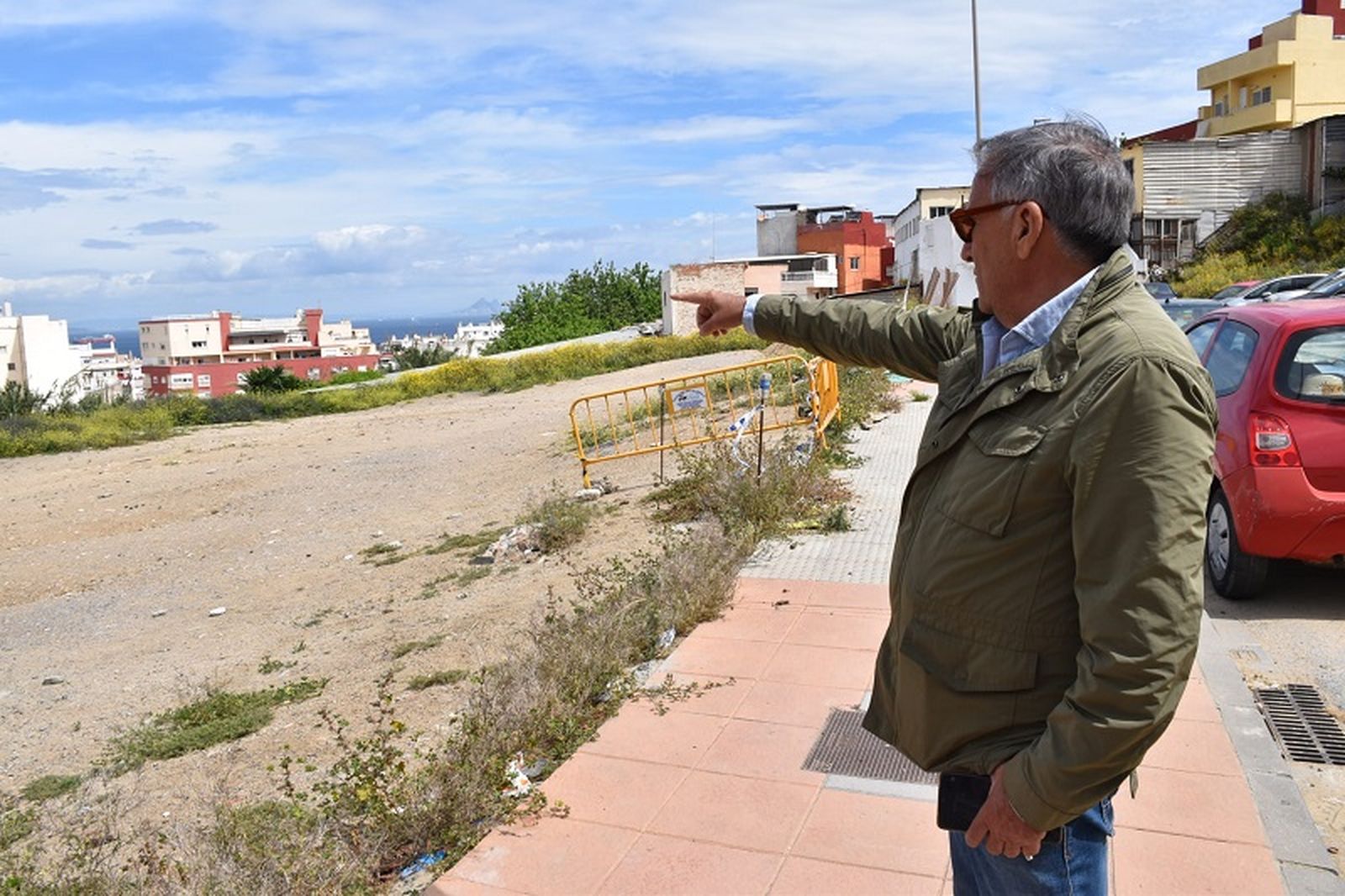 José María Romero señala la explanada de la Huerta del Molino que la Ciudad adecentará para su uso como aparcamiento. / FOTO NICOL´S