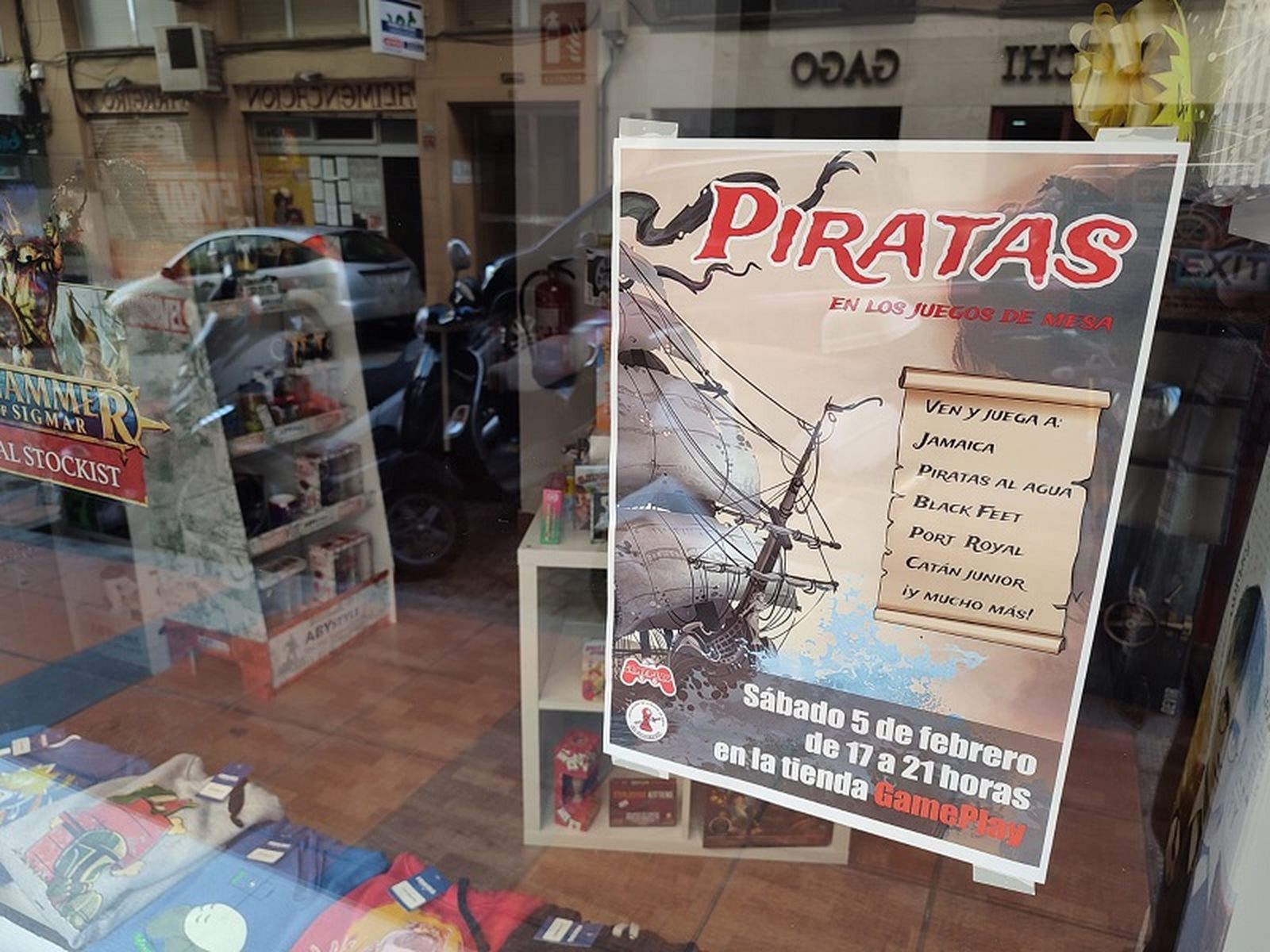 El cartel que anuncia el evento en el escaparate de GamePlay. / FOTO CEDIDA