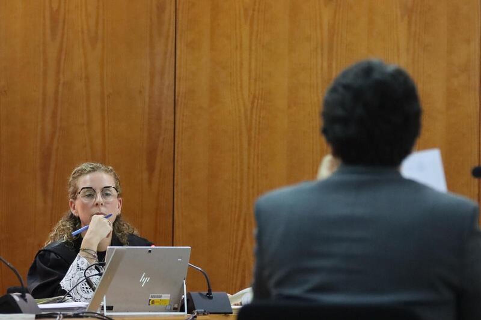 La fiscal interrogando al secretario general de la Delegación del Gobierno en Ceuta este jueves. / FOTO REDUAN