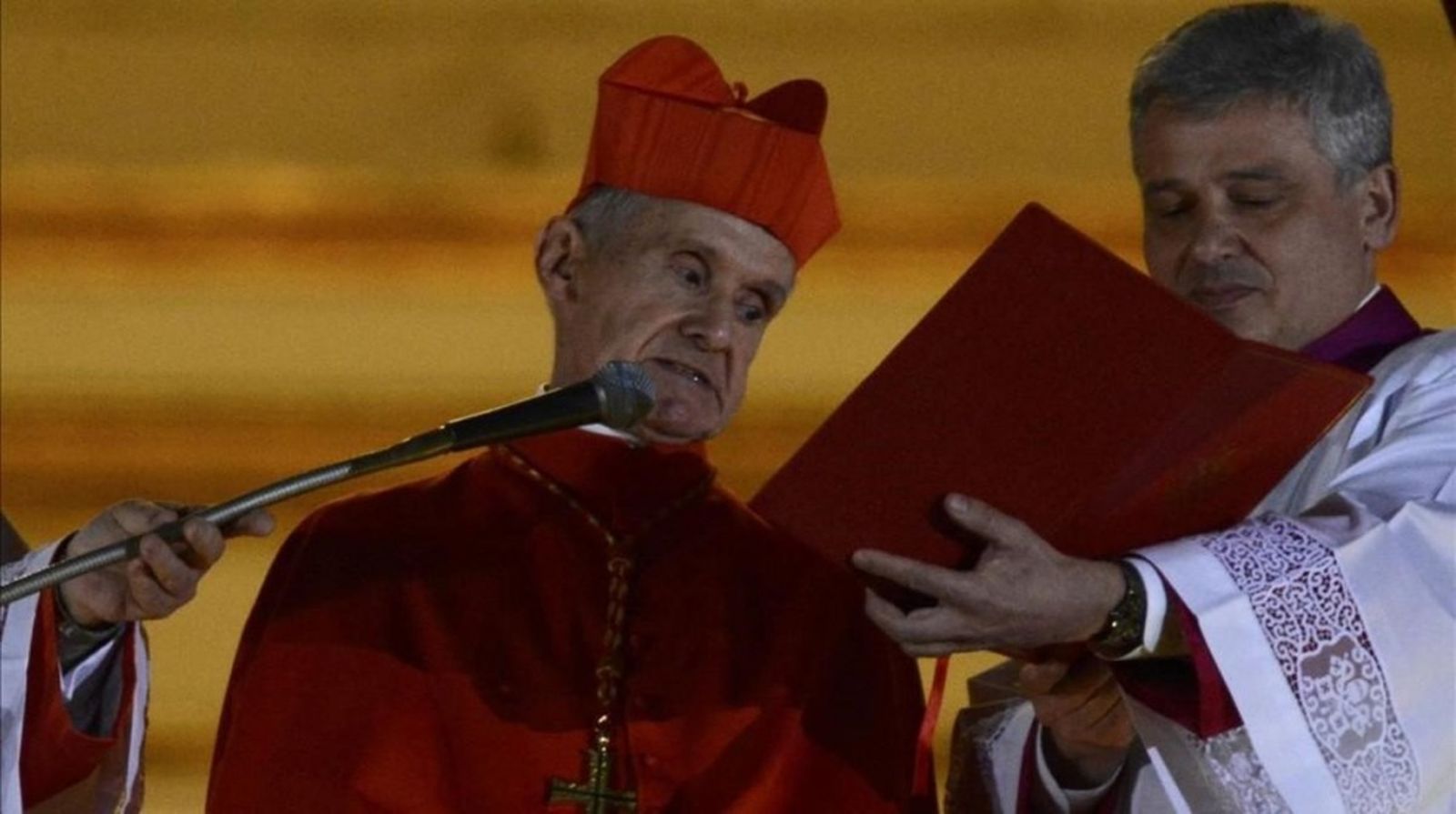 El camarlengo Jean Louis Tauran, fallecido en 2018, anunciando en 2013 la elección del Papa Francisco