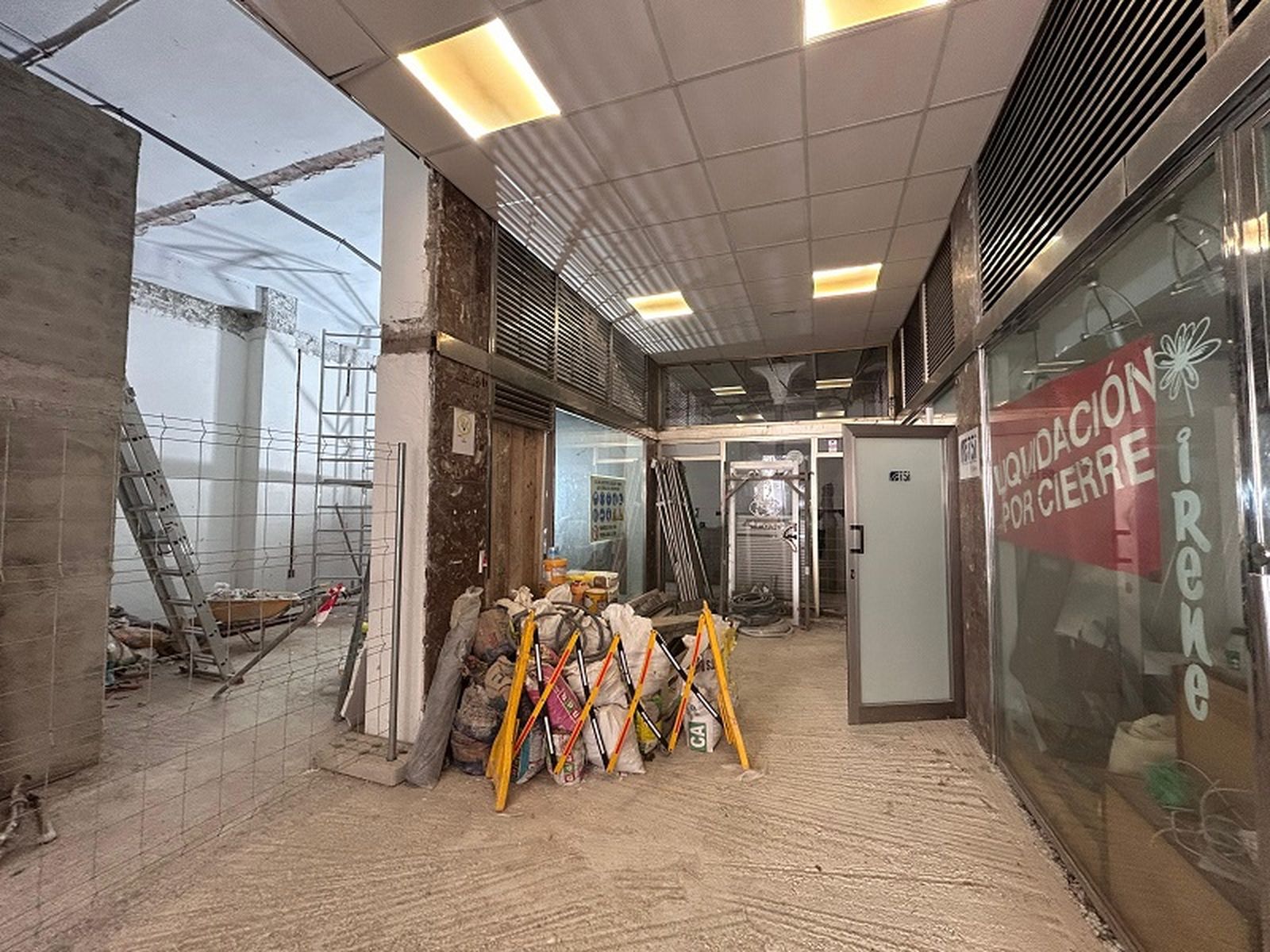 Local de Gonzalez de la Vega, 3, antiguo 'Apolo' en obras | FOTO E.A.Z.