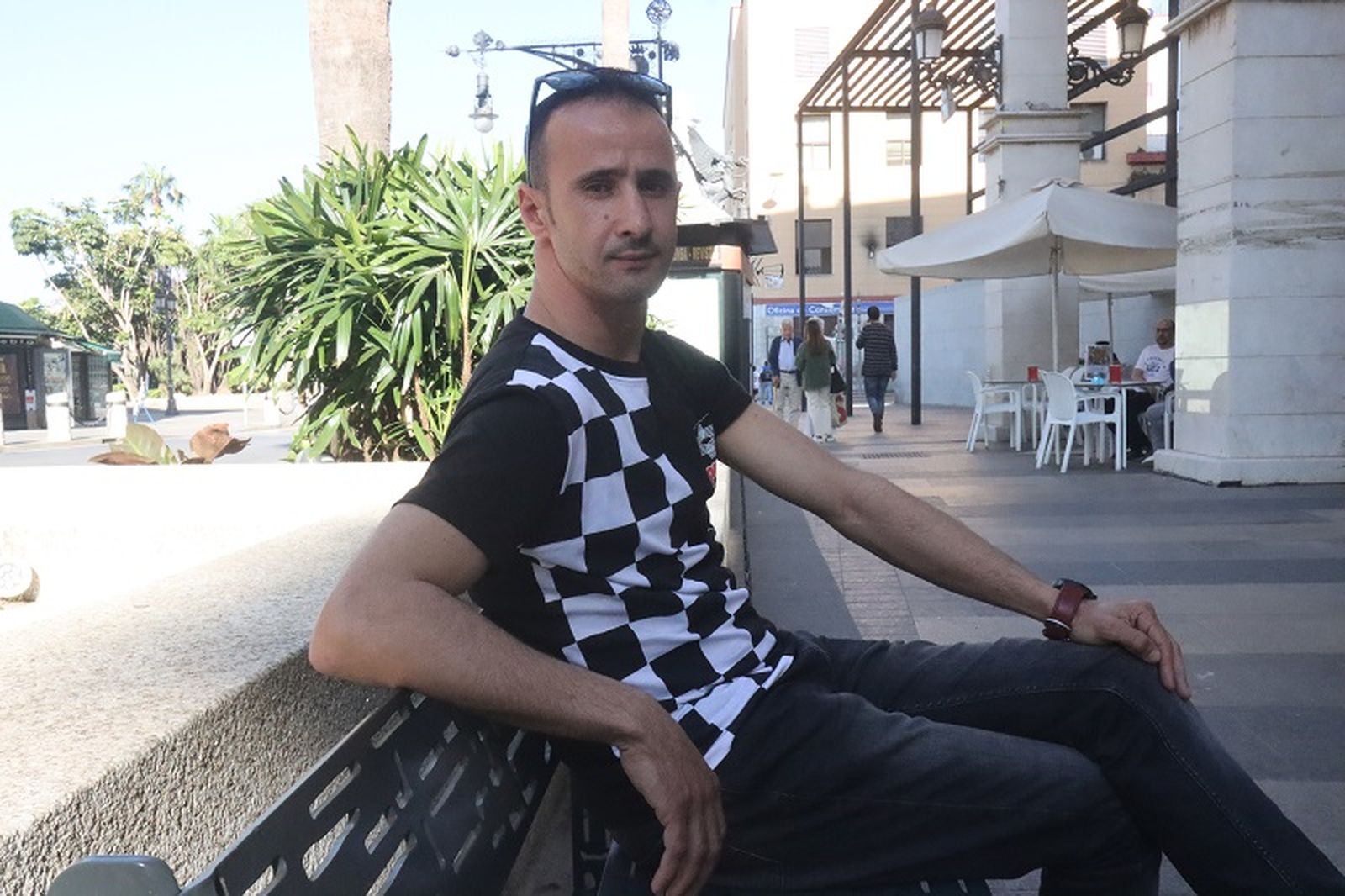 Naji es uno de los centenares de marroquíes que se encuentran ‘varados’ en Ceuta desde la pandemia. Lleva cuatro años sin ver a su mujer y a sus tres hijos. / FOTO REDUAN