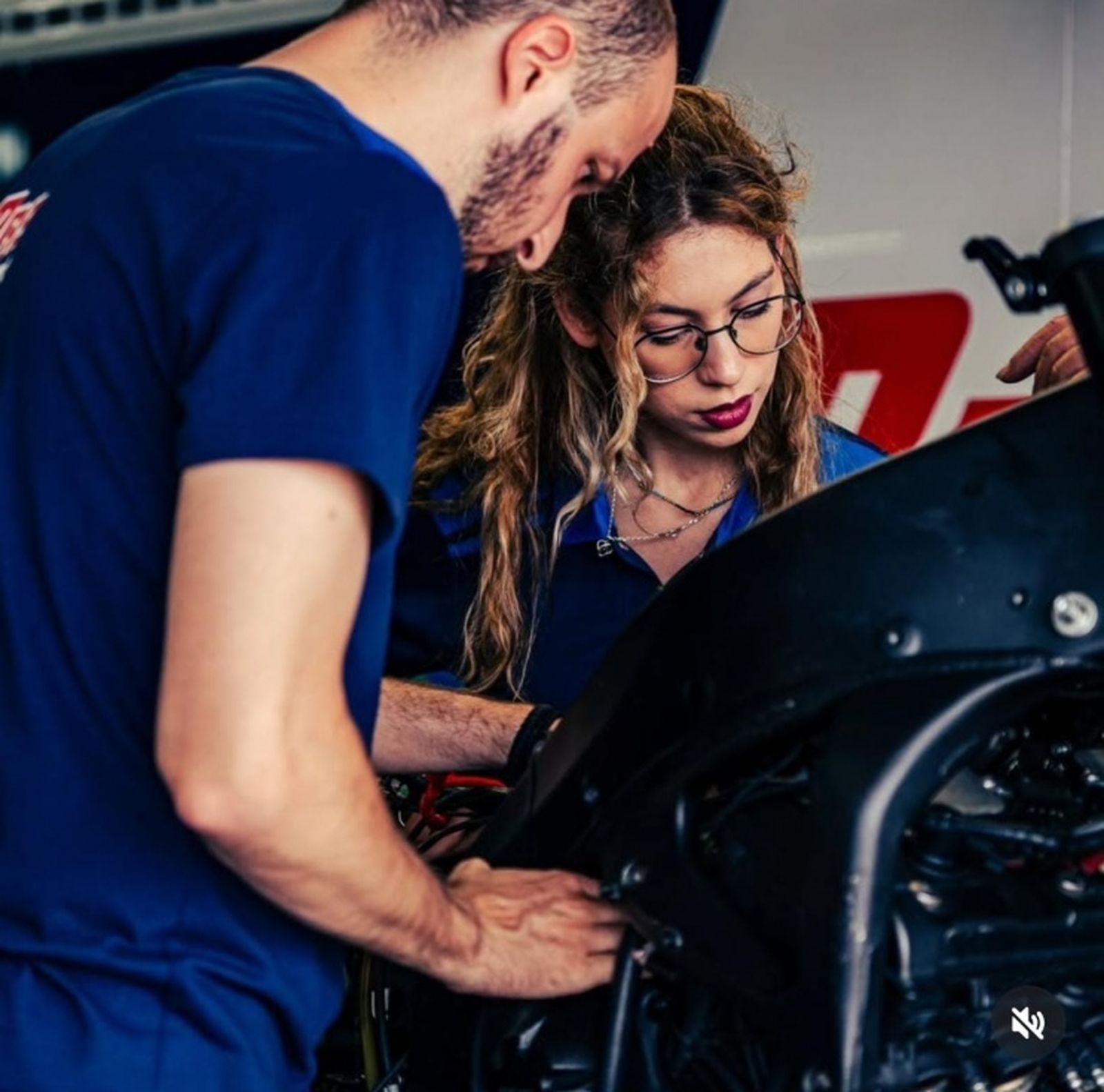 7371_arreglando-moto