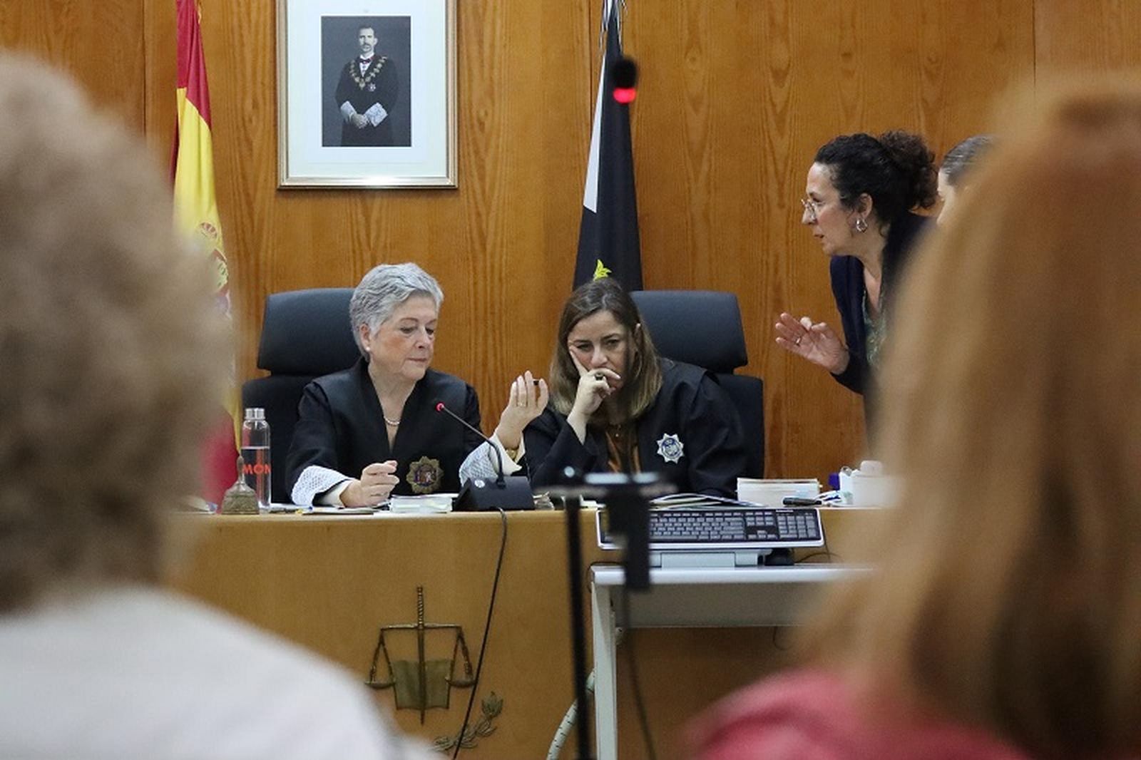 Madre y hermana del acusado durante el juicio. / FOTO REDUAN