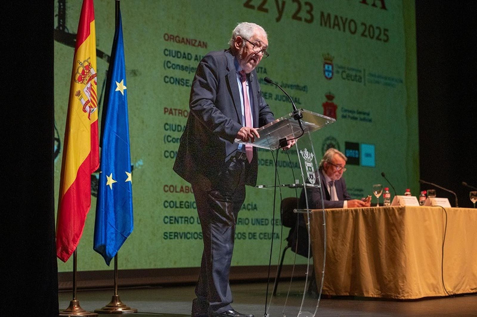 El presidente del Tribunal Constitucional, Cándido Conde Pumpido, durante su intervención este jueves en las jornadas jurídicas de Ceuta. / FOTO REDUAN