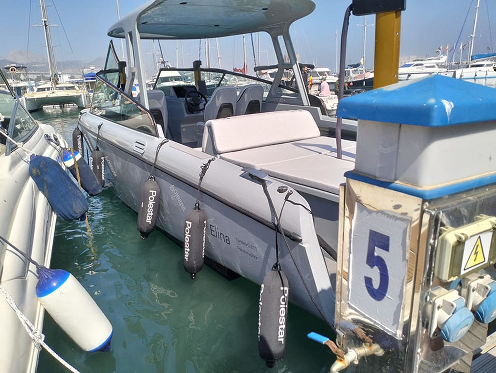 La embarcación de Candela, atracada en el puerto deportivo/EL PUEBLO
