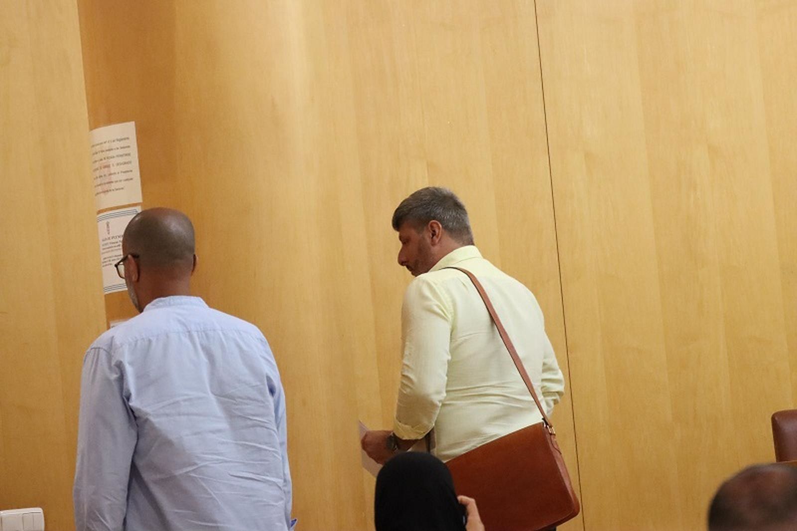 Mustafa abandonando el pleno este lunes. / FOTO REDUAN