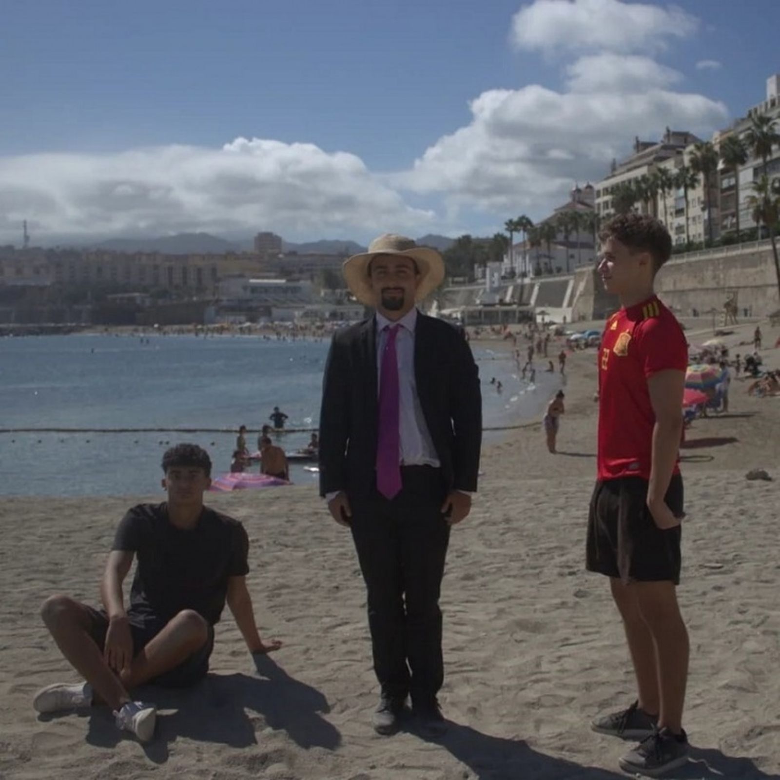 @pablostexx, @buxma_chahin y @farreadaam en la playa de la Ribera. / FOTO CEDIDA