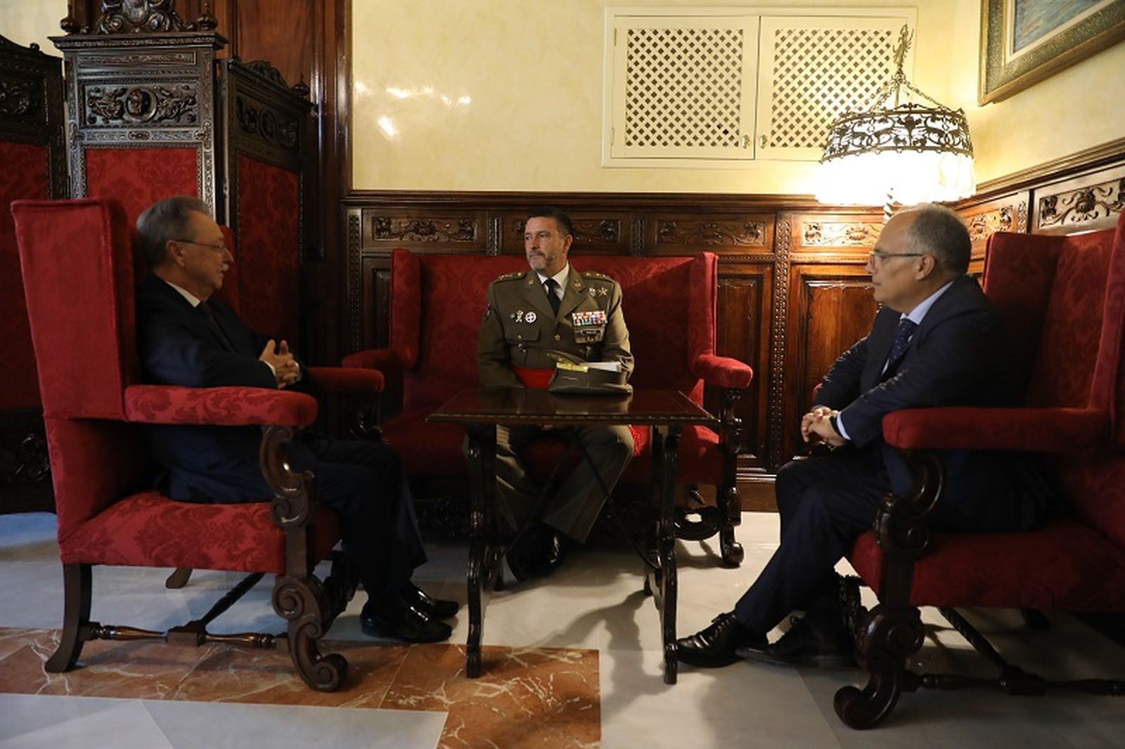 Vivas, Gonzálvez y Gaitán en el saludo de bienvenida de la Ciudad al nuevo general | FOTO CEDIDA