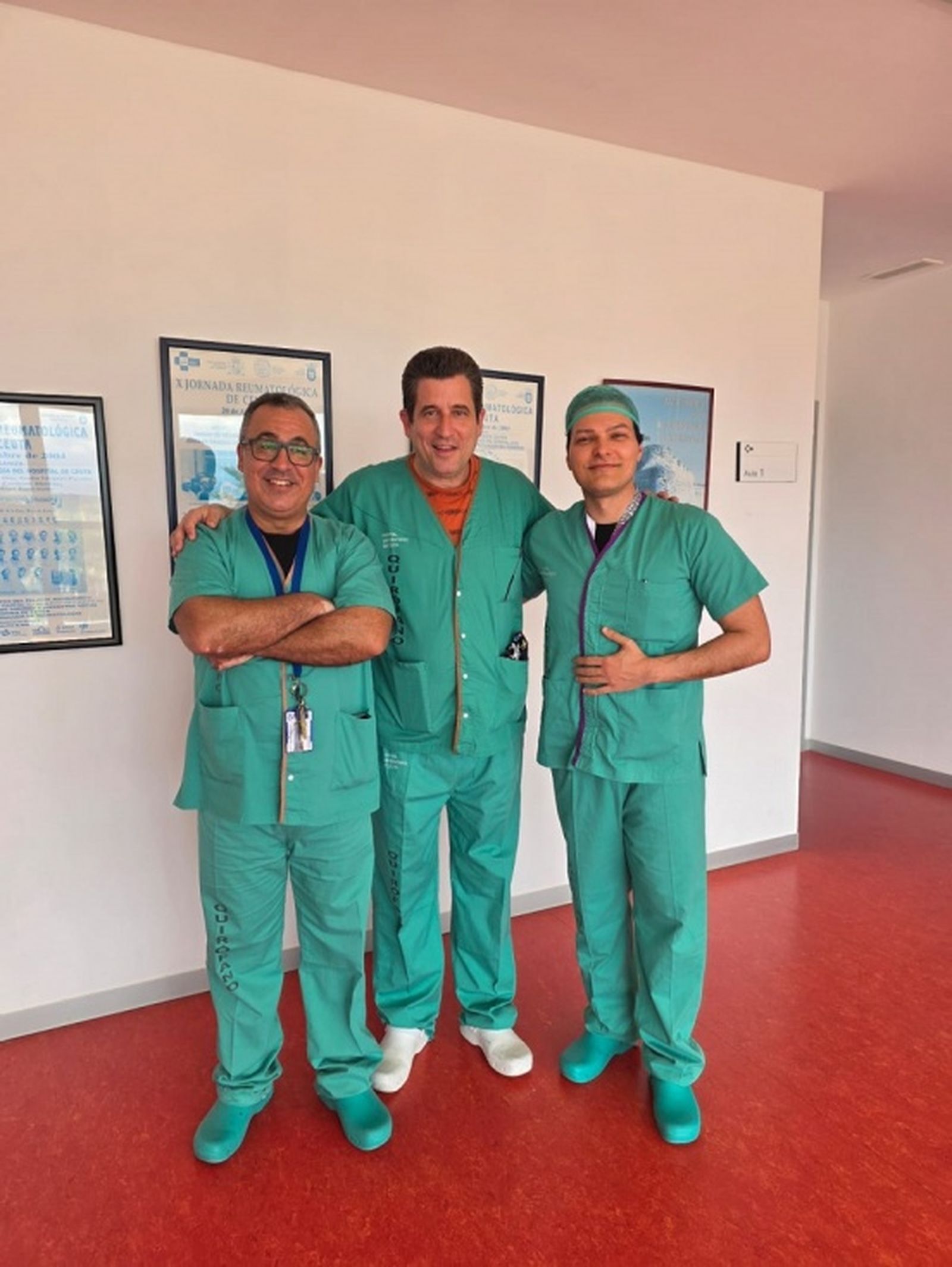 Los urólogos del HUCE, Mohamed Qirage, Vicente Diéguez y Ricardo Ribeiro -de izquierda a derecha-. / FOTO CEDIDA