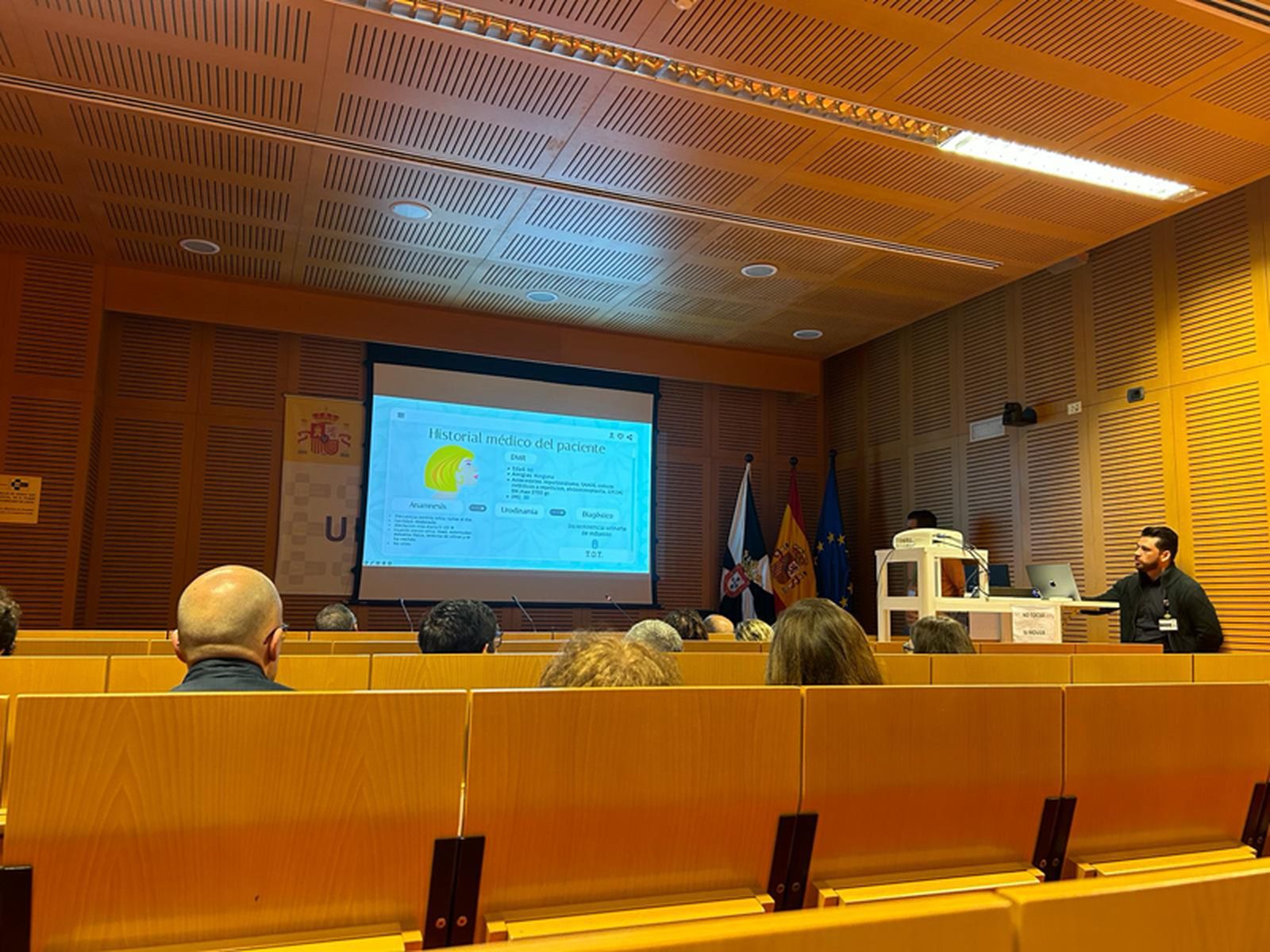 Andrés, residente del segundo año en la unidad de Urología del HUCE, explicó el historial clínico de los pacientes a operar tras la inauguración de las jornadas. / FOTO G.S.