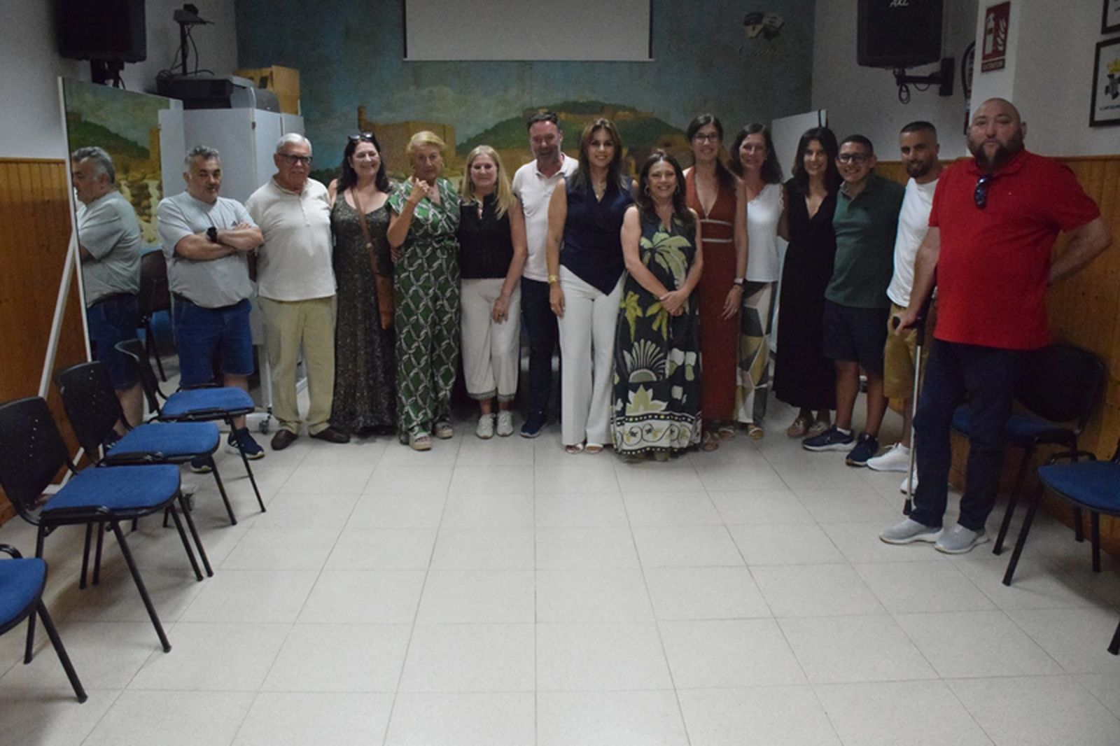 Presidentes de Asociaciones de Vecinos junto a Benzina, R'Kaina y Benarroch en la sede de la FPAV. / FOTO NICOL'S