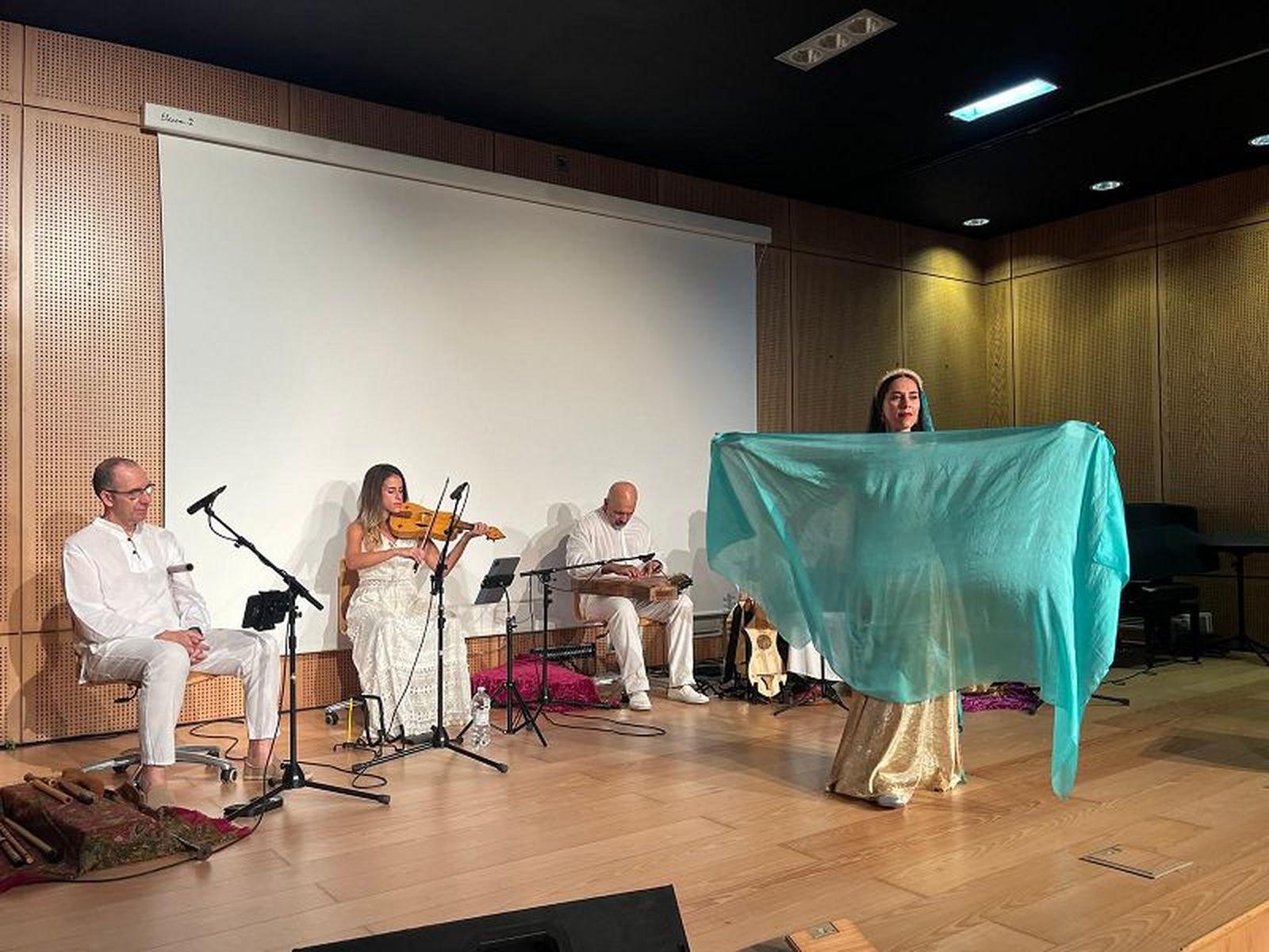 "Los colores del Medievo", este viernes en el Salón de Actos del Centro del Mayor./ FOTO J.A.G.