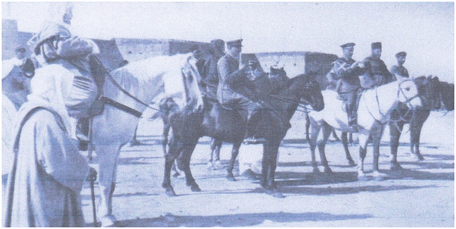 Zeluán nombramiento de Caídes por el teniente coronel Llano de la Encomienda con las medallas de Tafersit. / FOTO CEDIDA