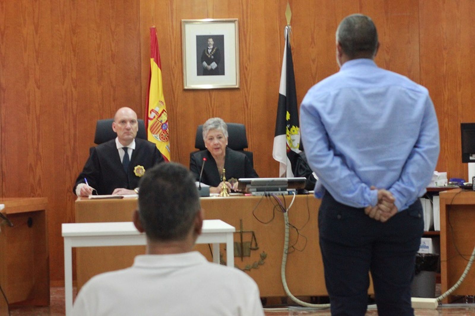 ‘Mario’ sentado a la izquierda y el administrador de la mercantil frente al tribunal. / FOTO S.C.