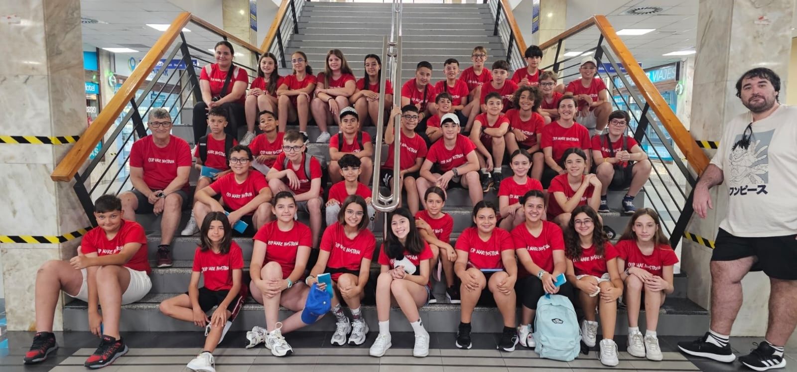 Los estudiantes, momentos antes de embarcar hacia la Península/FOTO CEDIDA
