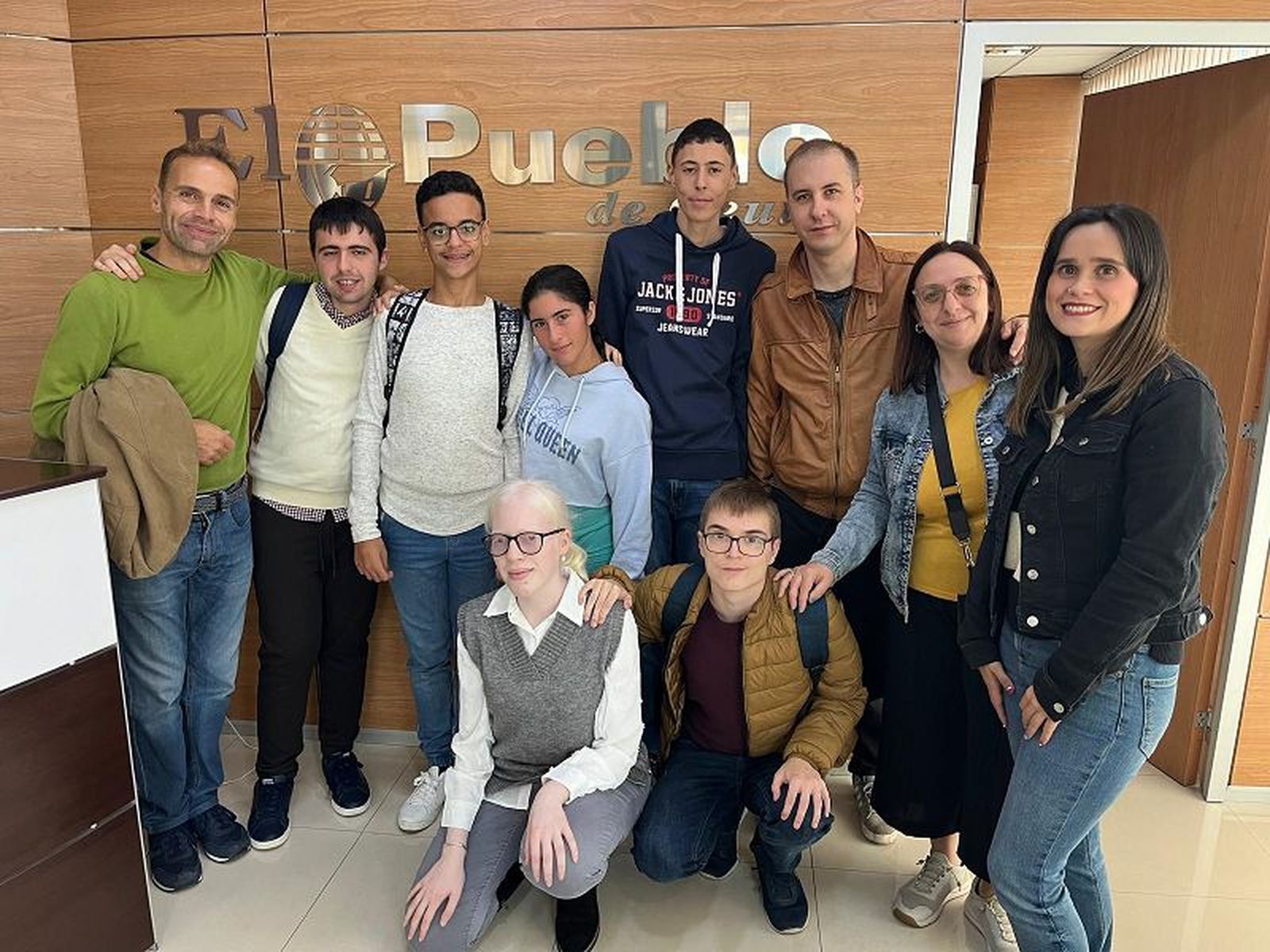 Alumnos del IES Puertas del Campo en la redacción de El Pueblo de Ceuta./ FOTO J.A.G.