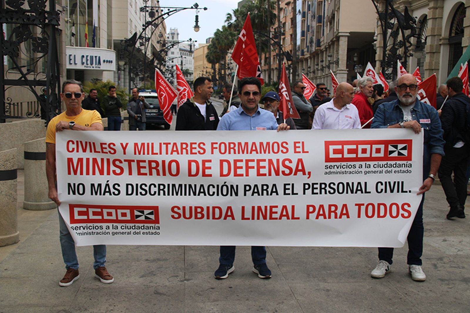 Trabajadores afectados exhiben una pancarta en la Gran Vía/FOTO CEDIDA
