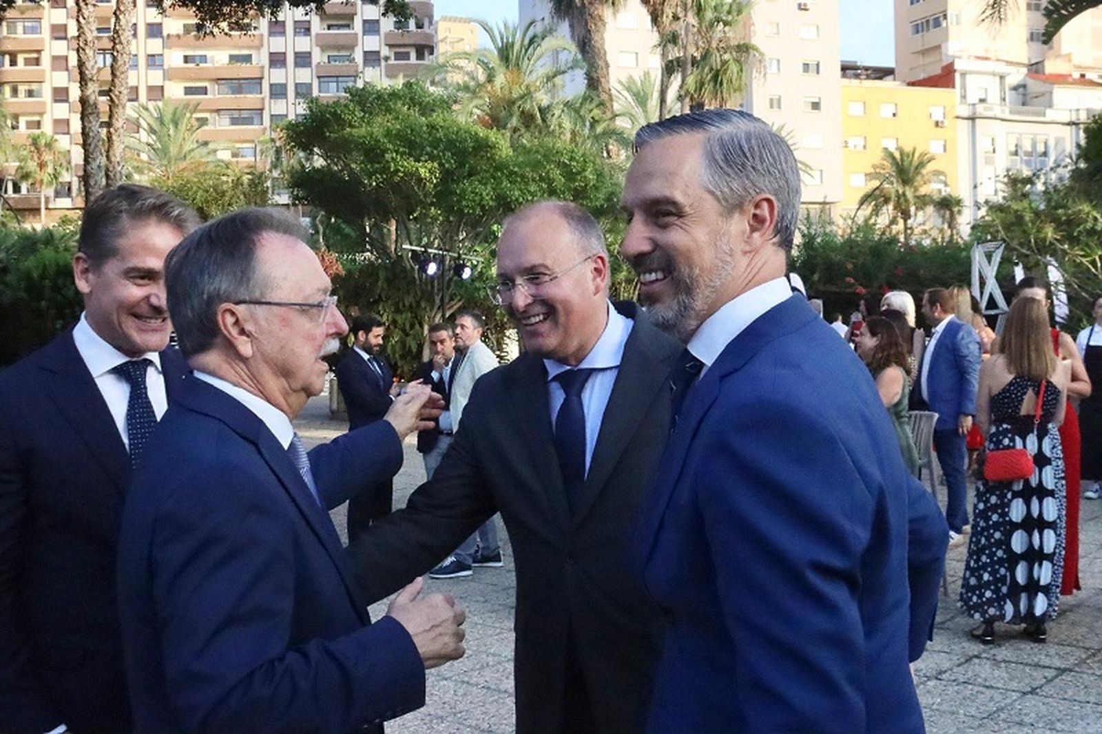 Así fue la imposición de la Medalla de Oro de la Cámara de Comercio a Juan Bravo. / FOTO REDUAN