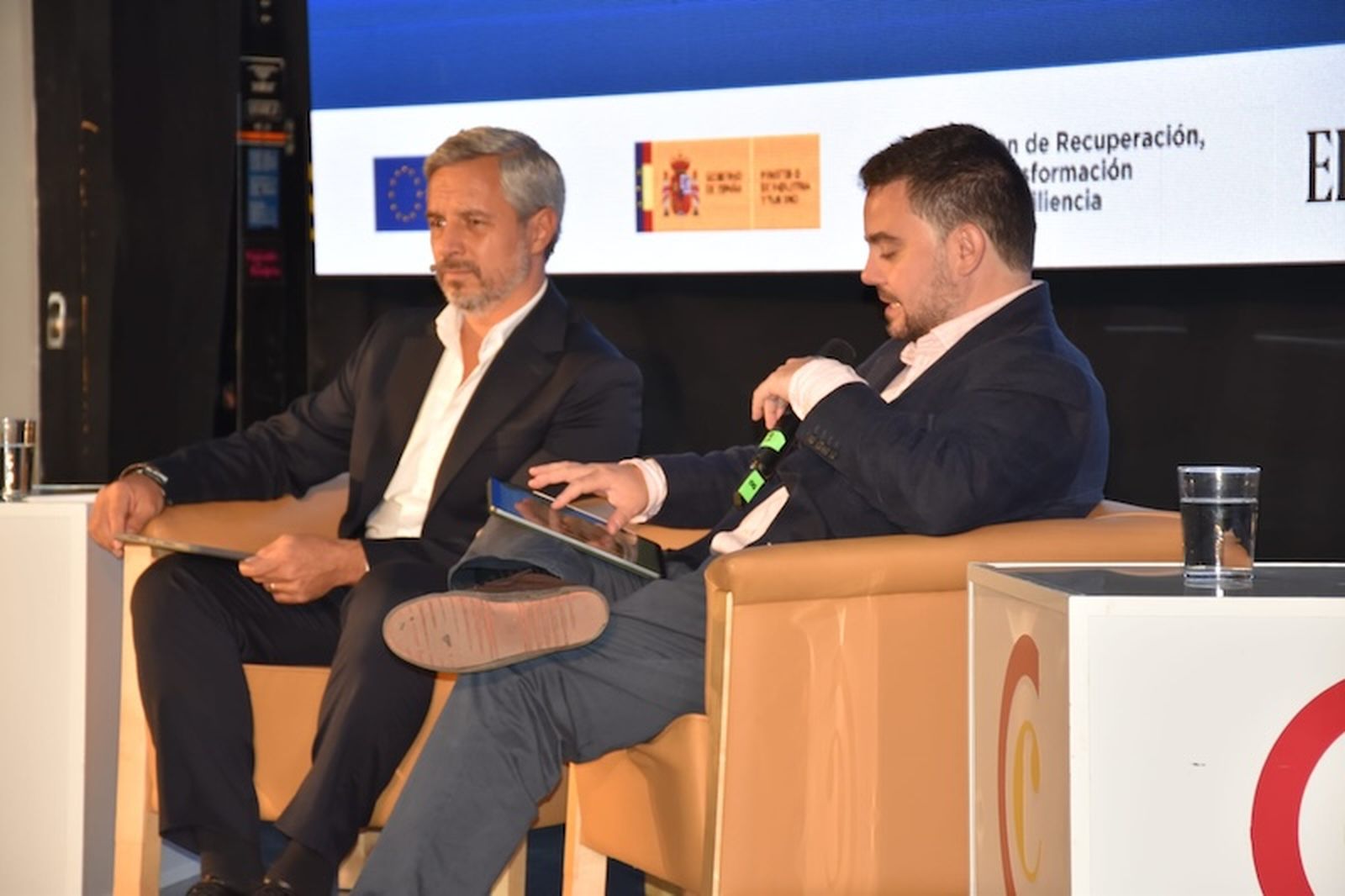 Conversación con Juan Bravo./ FOTO NICOL'S