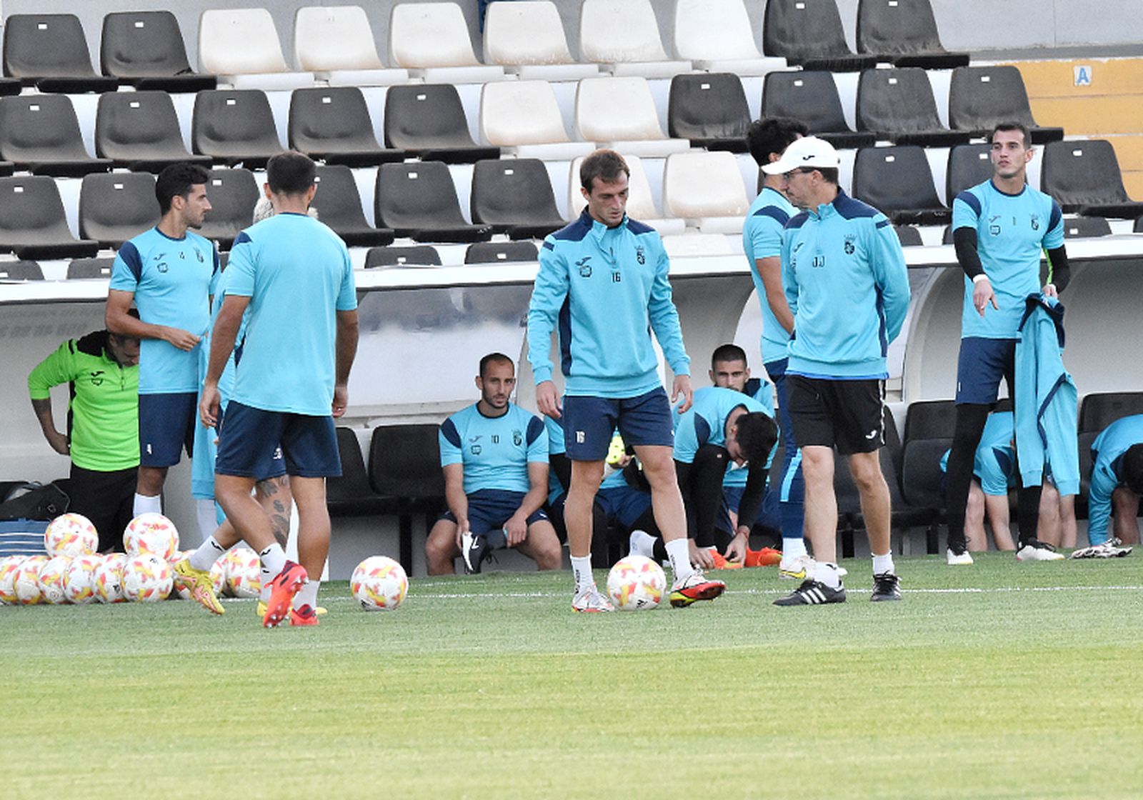 José Juan Romero habla con sus jugadores. / FOTO NICOL'S