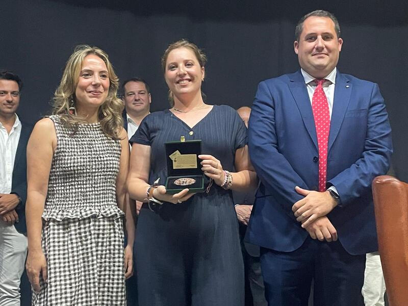 La decana del Colegio recibe una placa de la Ciudad de manos de los consejeros Orozco y Ramírez/FOTO REDUAN