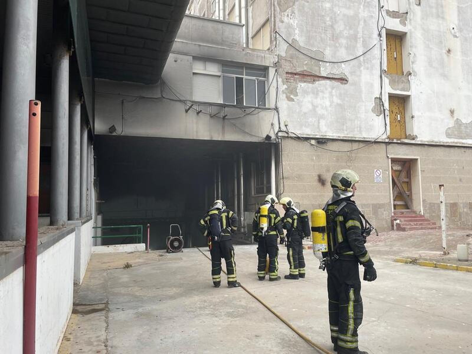 9508_bomberos-ceuta-incendio-cruz-roja-hospital-7