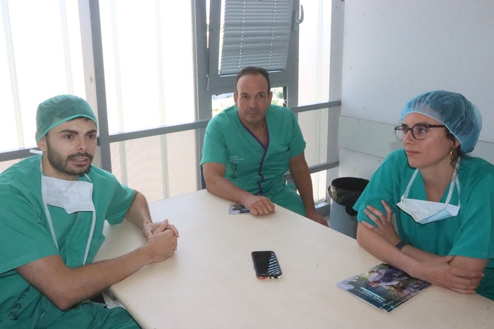 Los urólogos Marta Navarro, Jordi Gil-Vernet y Henrique Arnal. / FOTO REDUAN