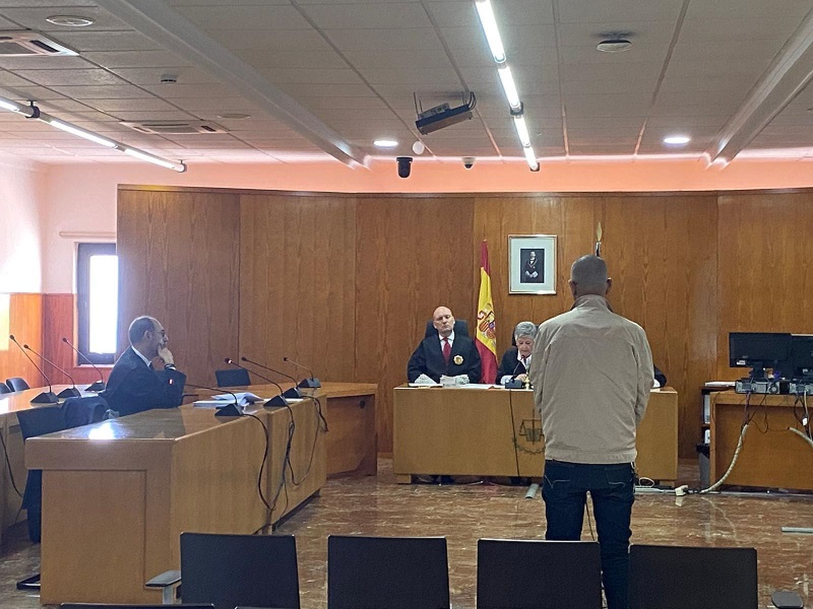 El acusado reconoce los hechos en la Audiencia. / FOTO S.C.