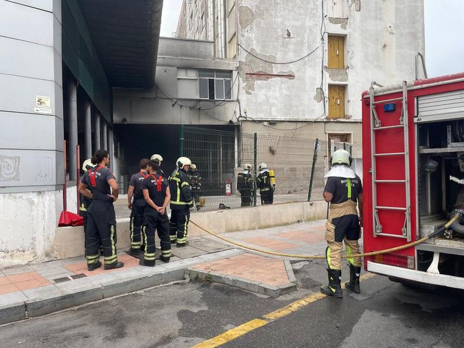 2657_bomberos-ceuta-incendio-cruz-roja-hospital-20
