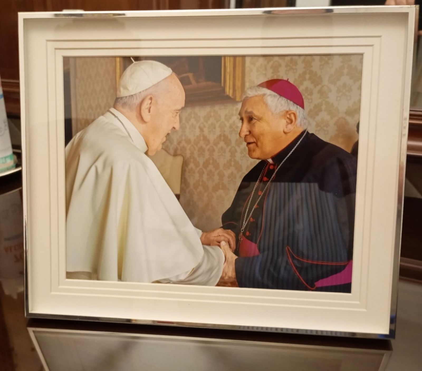 El saludo entre el fallecido Papa y el obispo de Cádiz y Ceuta, en un marco, dentro de la Vicaría General de Ceuta /Coronado
